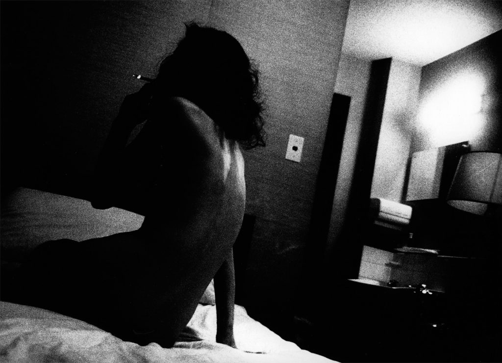 Fotografi hitam putih gaya Daido Moriyama atau Eksplorasi grain dan kontras dalam fotografi minimalis.