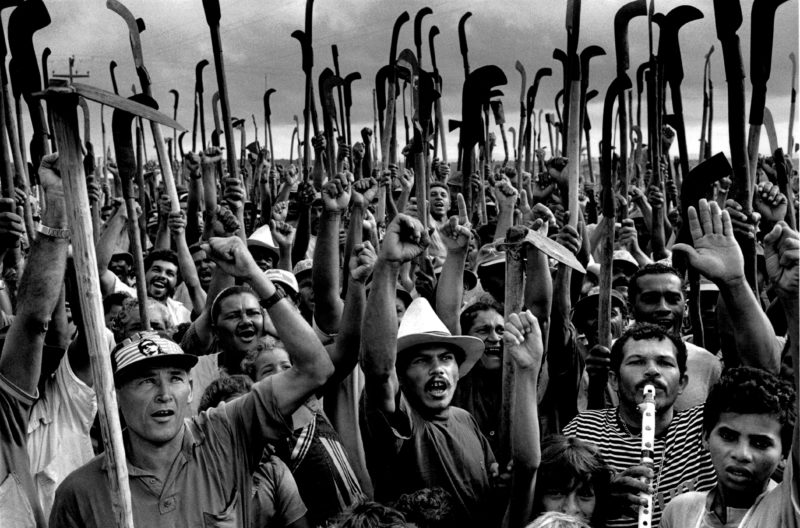 Foto dokumenter epik hitam putih karya Sebastião Salgado yang mengangkat isu sosial dan lingkungan