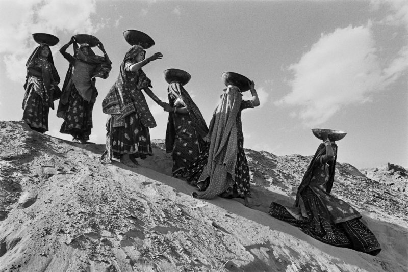 Foto dokumenter epik hitam putih karya Sebastião Salgado yang mengangkat isu sosial dan lingkungan