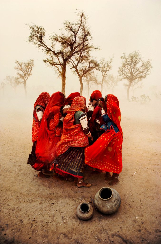 Potret emosi manusia yang mendalam karya Steve McCurry dengan fokus pada tatapan mata yang bercerita