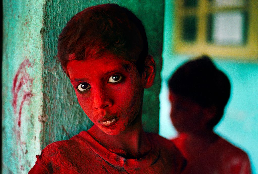 Potret emosi manusia yang mendalam karya Steve McCurry dengan fokus pada tatapan mata yang bercerita