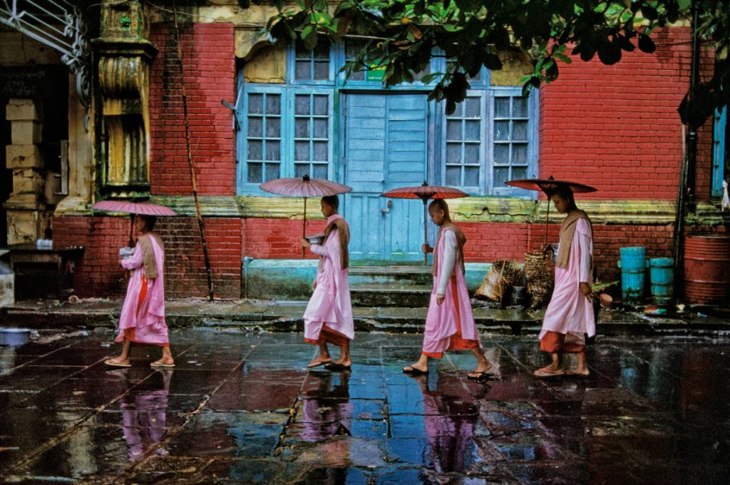 Potret emosi manusia yang mendalam karya Steve McCurry dengan fokus pada tatapan mata yang bercerita